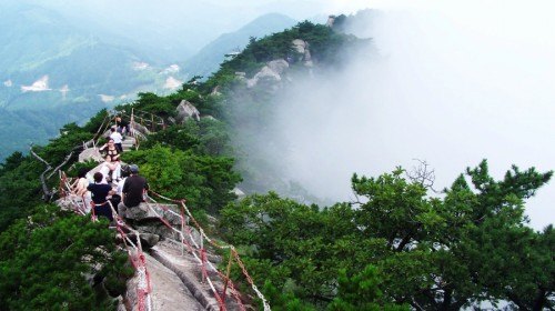 武汉到罗田薄刀峰避暑旅游请问得多久路程啊（武汉跟团旅游薄刀峰）