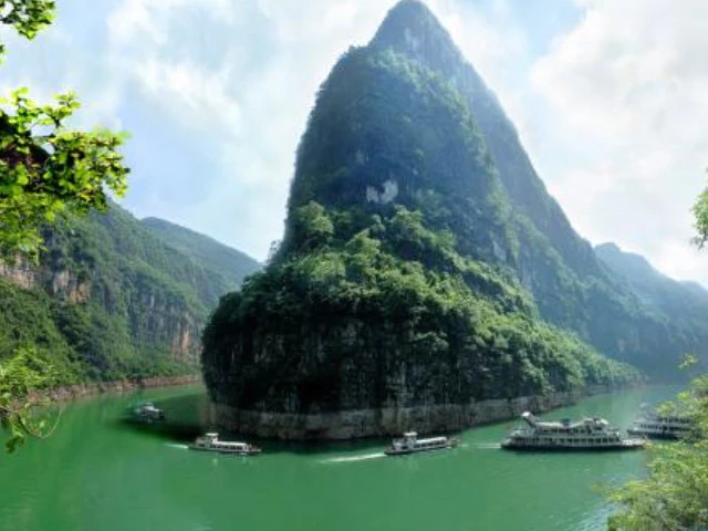 长江三峡三日游英语,长江三峡的英语导游词