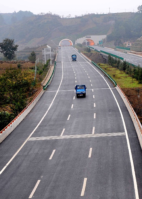 公路旅游景点,太长高速公路沿线有什么旅游景点吗