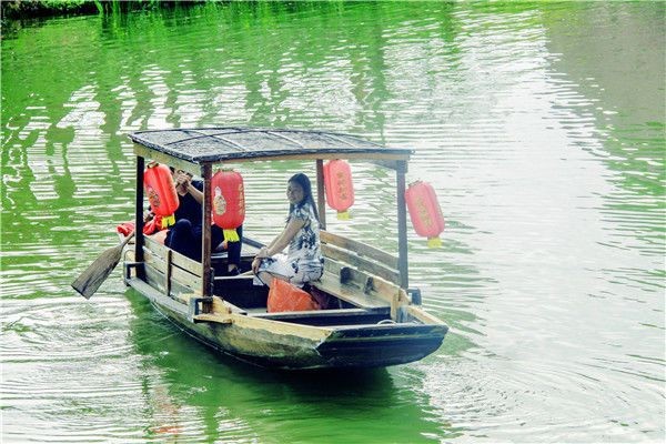 一个女生跟团旅游是怎样的体验（女人独自旅游跟团）